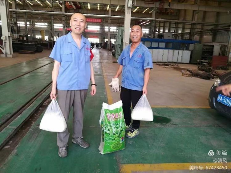 米乐平台(中国)有限公司官网工会给一线车间职工送清凉